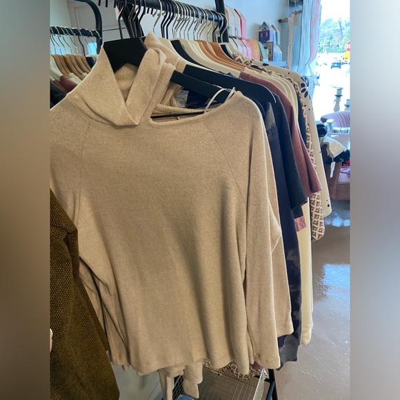 New Lightweight, super soft, shoulder cut out, sweater! - Picture 1 of 1